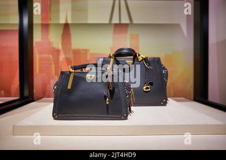 SINGAPUR – CIRCA JANUAR 2020: Taschen im Coach Store am Flughafen Singapur Changi. Stockfoto