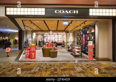 SINGAPUR – CIRCA JANUAR 2020: Taschen im Coach Store am Flughafen Singapur Changi. Stockfoto