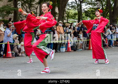 Tokio, Japan. 27. August 2022. Frauen mit rotem Kimono-Tanz beim Harajuku Omotesando Super Yosakoi Dance Festival in Shibuya, Tokio. Das Super Yosakoi Festival ist ein zweitägiges Festival, bei dem Tausende von Tänzern in Hunderten von Teams diesen einzigartigen japanischen Tanzstil, der traditionelle und modernere Elemente der Bewegung und der Kostüme kombiniert, energisch durchführen. Kredit: SOPA Images Limited/Alamy Live Nachrichten Stockfoto