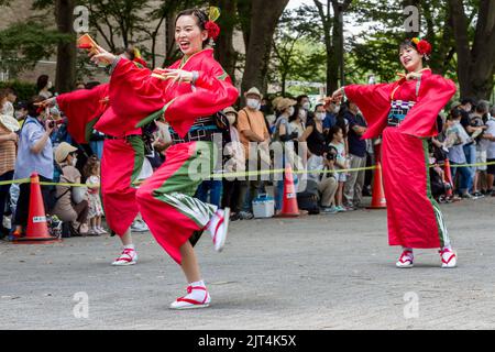 Tokio, Japan. 27. August 2022. Frauen mit rotem Kimono-Tanz beim Harajuku Omotesando Super Yosakoi Dance Festival in Shibuya, Tokio. Das Super Yosakoi Festival ist ein zweitägiges Festival, bei dem Tausende von Tänzern in Hunderten von Teams diesen einzigartigen japanischen Tanzstil, der traditionelle und modernere Elemente der Bewegung und der Kostüme kombiniert, energisch durchführen. (Foto von Damon Coulter/SOPA Images/Sipa USA) Quelle: SIPA USA/Alamy Live News Stockfoto