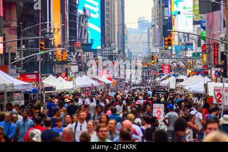 New York, Usa. 27. August 2022. Tausende versammeln sich für die letzten Jahreszeiten Flohmarkt am Times Square in New York City am 27. August 2022. (Foto von Ryan Rahman/Pacific Press) Quelle: Pacific Press Media Production Corp./Alamy Live News Stockfoto