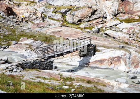 Alte Holzbrücke über Gletscherbach auf einem schönen Innergschlöss Gletscherweg zum Schlatenkeesgletscher, Osttirol, Nationalpark hohe tauern, Österreich Stockfoto