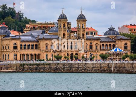 Stadtküste und Rathausfassade im Alderdi Eder Gardens Park an der Bucht von La Concha und am Strand in San Sebastian Donostia, Baskenland, Spanien Stockfoto