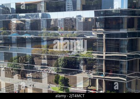 Melbournes CBD und der Yarra River spiegeln sich in einem modernen Hochhaus wider. Stockfoto