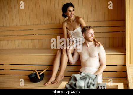 Hübsches junges Paar Entspannung in der sauna Stockfoto