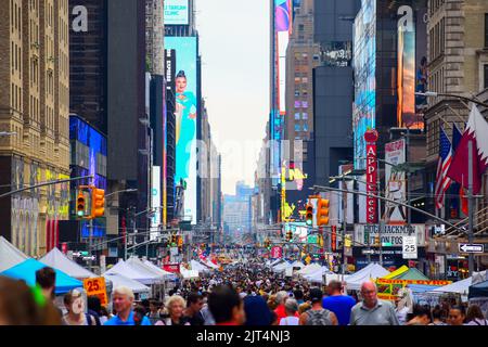 New York, New York, USA. 27. August 2022. Am 27. August 2022 übernahm der Flohmarkt den Times Square in New York City. (Bild: © Ryan Rahman/Pacific Press via ZUMA Press Wire) Stockfoto