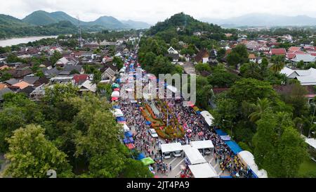 Vientian. 25. August 2022. Luftaufnahme vom 25. August 2022 zeigt eine Ansicht von Luang Prabang in Laos. Die Provinz Luang Prabang, etwa 220 km nördlich der laotischen Hauptstadt Vientiane, ist eine der bekanntesten Provinzen in Laos und wegen ihrer alten Tempel, landschaftlichen Attraktionen und ländlichen Landschaften eine der beliebtesten Touristenattraktionen. Wissenschaftliche und kulturelle Organisation (UNESCO) als Weltkulturerbe im Jahr 1995. Kredit: Kaikeo Saiyasane/Xinhua/Alamy Live Nachrichten Stockfoto