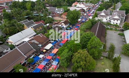 Vientian. 25. August 2022. Luftaufnahme vom 25. August 2022 zeigt einen Markt von Luang Prabang in Laos. Die Provinz Luang Prabang, etwa 220 km nördlich der laotischen Hauptstadt Vientiane, ist eine der bekanntesten Provinzen in Laos und wegen ihrer alten Tempel, landschaftlichen Attraktionen und ländlichen Landschaften eine der beliebtesten Touristenattraktionen. Wissenschaftliche und kulturelle Organisation (UNESCO) als Weltkulturerbe im Jahr 1995. Kredit: Kaikeo Saiyasane/Xinhua/Alamy Live Nachrichten Stockfoto