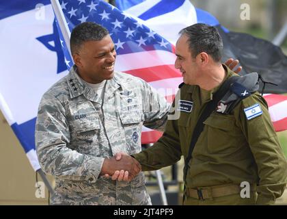 US Air Force LT. General Richard Clark, links, und Kommandant der israelischen Verteidigungskräfte der Luftverteidigungsarray Brig. General Zvika Haimovich schüttelt während der Übung Juniper Cobra 2018 die Hände. (40712825381). Stockfoto