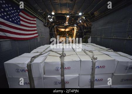 US-Luftmänner, die dem Special Operations Squadron 1. 20 2013 zugewiesen wurden, entladen während der Operation Damayan 131120 Lieferungen von einem MC-130H Combat Talon II Flugzeug in Tacloban, Philippinen Stockfoto