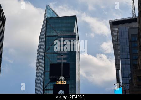 New York, New York, USA. 27. August 2022. Times Square 2022 Schild in New York City am 27. August 2022. (Bild: © Ryan Rahman/Pacific Press via ZUMA Press Wire) Stockfoto