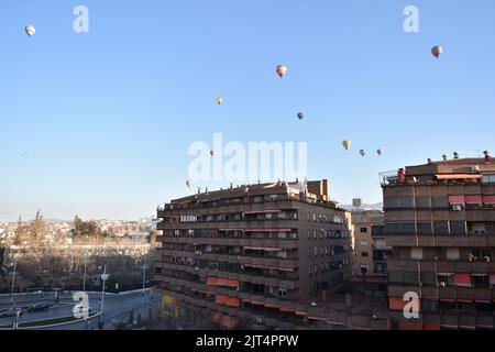 Der Himmel von Granada ist voller Heißluftballons Stockfoto