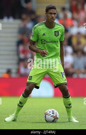 Southampton, England, 27.. August 2022. Raphael Varane von Manchester United während des Spiels der Premier League im St. Mary's Stadium, Southampton. Bildnachweis sollte lauten: Paul Terry / Sportimage Stockfoto