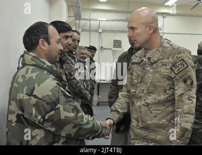 General Joseph Anderson, rechts, der Kommandeur des Joint Command der International Security Assistance Force, schüttelt während einer Tour durch die afghanische Nationalarmee Consolidated 140220 die Hände eines afghanischen Offiziers Stockfoto