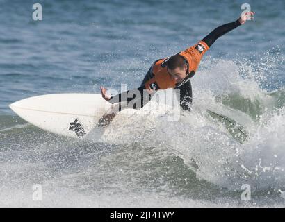 US Coast Guard Machinery Technician 2. Klasse surft während einer Vorheiss in der militärischen Männerabteilung des Point Mugu Surf Contest auf dem Marinestützpunkt Ventura County, Kalifornien, Aug. 22 090822 Stockfoto