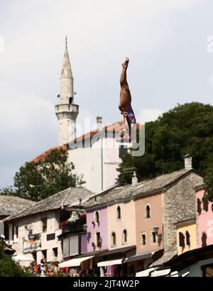 Das Athlet wird am 27. August 2022 beim Finale von Red Bull Cliff Diving in Stari Most (alte Brücke) 21m hoch in Mostar, Bosnien und Herzegowina, gesehen. Zum siebten Mal seit 2015 zeigten die besten Klippenspringer der Welt in der Altstadt von Mostar ihre Fähigkeiten von Stari Most mit einer jahrhundertealten Tauchtradition. Foto: Denis Kapetanovic/PIXSELL Stockfoto