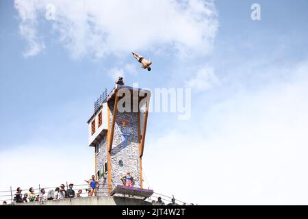 Das Athlet wird am 27. August 2022 beim Finale von Red Bull Cliff Diving in Stari Most (alte Brücke) 21m hoch in Mostar, Bosnien und Herzegowina, gesehen. Zum siebten Mal seit 2015 zeigten die besten Klippenspringer der Welt in der Altstadt von Mostar ihre Fähigkeiten von Stari Most mit einer jahrhundertealten Tauchtradition. Foto: Denis Kapetanovic/PIXSELL Stockfoto