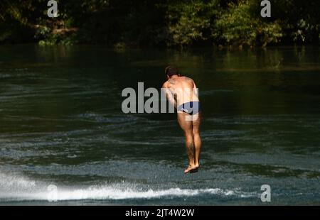 Das Athlet wird am 27. August 2022 beim Finale von Red Bull Cliff Diving in Stari Most (alte Brücke) 21m hoch in Mostar, Bosnien und Herzegowina, gesehen. Zum siebten Mal seit 2015 zeigten die besten Klippenspringer der Welt in der Altstadt von Mostar ihre Fähigkeiten von Stari Most mit einer jahrhundertealten Tauchtradition. Foto: Denis Kapetanovic/PIXSELL Stockfoto