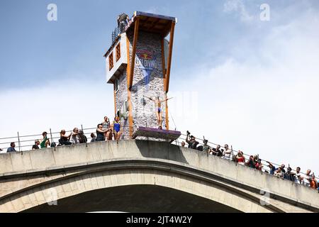 Das Athlet wird am 27. August 2022 beim Finale von Red Bull Cliff Diving in Stari Most (alte Brücke) 21m hoch in Mostar, Bosnien und Herzegowina, gesehen. Zum siebten Mal seit 2015 zeigten die besten Klippenspringer der Welt in der Altstadt von Mostar ihre Fähigkeiten von Stari Most mit einer jahrhundertealten Tauchtradition. Foto: Denis Kapetanovic/PIXSELL Stockfoto