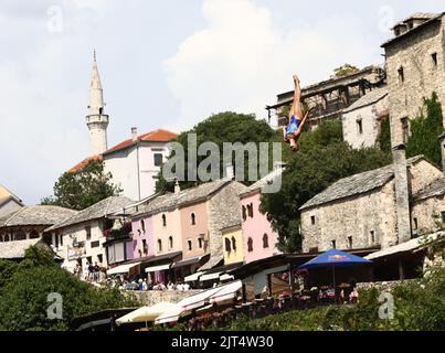 Das Athlet wird am 27. August 2022 beim Finale von Red Bull Cliff Diving in Stari Most (alte Brücke) 21m hoch in Mostar, Bosnien und Herzegowina, gesehen. Zum siebten Mal seit 2015 zeigten die besten Klippenspringer der Welt in der Altstadt von Mostar ihre Fähigkeiten von Stari Most mit einer jahrhundertealten Tauchtradition. Foto: Denis Kapetanovic/PIXSELL Stockfoto