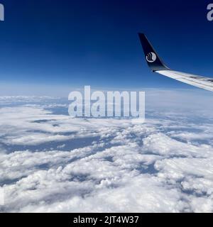 Eine szenische Aufnahme eines Wolkenmeers, das von einem Flugzeug aus gesehen wird Stockfoto