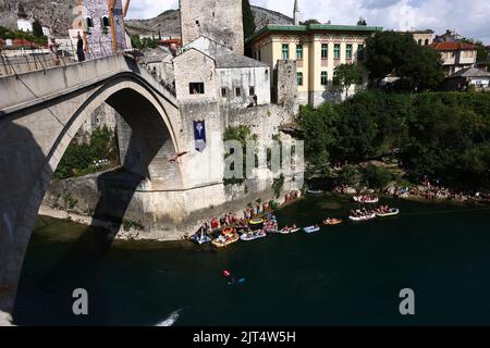 Das Athlet wird am 27. August 2022 beim Finale von Red Bull Cliff Diving in Stari Most (alte Brücke) 21m hoch in Mostar, Bosnien und Herzegowina, gesehen. Zum siebten Mal seit 2015 zeigten die besten Klippenspringer der Welt in der Altstadt von Mostar ihre Fähigkeiten von Stari Most mit einer jahrhundertealten Tauchtradition. Foto: Denis Kapetanovic/PIXSELL Stockfoto