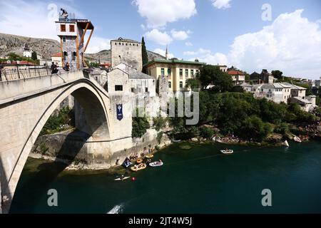 Das Athlet wird am 27. August 2022 beim Finale von Red Bull Cliff Diving in Stari Most (alte Brücke) 21m hoch in Mostar, Bosnien und Herzegowina, gesehen. Zum siebten Mal seit 2015 zeigten die besten Klippenspringer der Welt in der Altstadt von Mostar ihre Fähigkeiten von Stari Most mit einer jahrhundertealten Tauchtradition. Foto: Denis Kapetanovic/PIXSELL Stockfoto