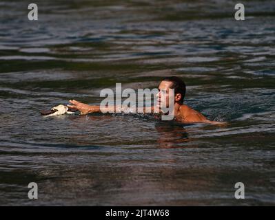 Das Athlet wird am 27. August 2022 beim Finale von Red Bull Cliff Diving in Stari Most (alte Brücke) 21m hoch in Mostar, Bosnien und Herzegowina, gesehen. Zum siebten Mal seit 2015 zeigten die besten Klippenspringer der Welt in der Altstadt von Mostar ihre Fähigkeiten von Stari Most mit einer jahrhundertealten Tauchtradition. Foto: Denis Kapetanovic/PIXSELL Stockfoto