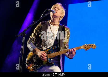 Southsea, Großbritannien. 27. August 2022. Der britische Singer-Songwriter, Gitarrist und Multiinstrumentalist Crispian Mills, der gebürtige Crispian John David Boulting, auch bekannt unter dem spirituellen Namen Krishna Kantha das, tritt beim Victorious Festival in Southsea mit der psychedelischen Rockband Kula Shakar live auf. (Foto von Dawn Fletcher-Park/SOPA Images/Sipa USA) Quelle: SIPA USA/Alamy Live News Stockfoto