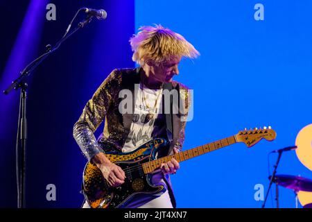 Southsea, Großbritannien. 27. August 2022. Der britische Singer-Songwriter, Gitarrist und Multiinstrumentalist Crispian Mills, der gebürtige Crispian John David Boulting, auch bekannt unter dem spirituellen Namen Krishna Kantha das, tritt beim Victorious Festival in Southsea mit der psychedelischen Rockband Kula Shakar live auf. (Foto von Dawn Fletcher-Park/SOPA Images/Sipa USA) Quelle: SIPA USA/Alamy Live News Stockfoto