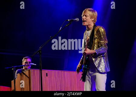 Southsea, Großbritannien. 27. August 2022. Der britische Singer-Songwriter, Gitarrist und Multiinstrumentalist Crispian Mills, der gebürtige Crispian John David Boulting, auch bekannt unter dem spirituellen Namen Krishna Kantha das, tritt beim Victorious Festival in Southsea mit der psychedelischen Rockband Kula Shakar live auf. (Foto von Dawn Fletcher-Park/SOPA Images/Sipa USA) Quelle: SIPA USA/Alamy Live News Stockfoto