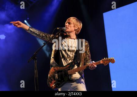 Southsea, Großbritannien. 27. August 2022. Der britische Singer-Songwriter, Gitarrist und Multiinstrumentalist Crispian Mills, der gebürtige Crispian John David Boulting, auch bekannt unter dem spirituellen Namen Krishna Kantha das, tritt beim Victorious Festival in Southsea mit der psychedelischen Rockband Kula Shakar live auf. Kredit: SOPA Images Limited/Alamy Live Nachrichten Stockfoto