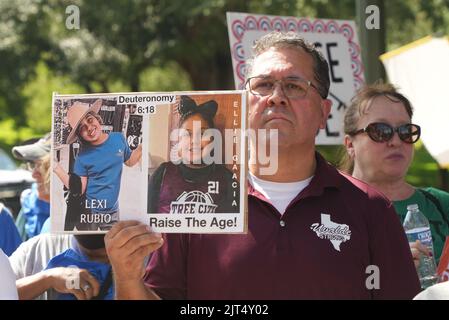 Austin, USA. 27. August 2022. Menschen nehmen an einer Demonstration Teil, um eine Alterssteigerung für AR-15-Verkäufe in Austin, Texas, USA, am 27. August 2022 zu erreichen. Hunderte von Demonstranten, darunter mehr als ein Dutzend Familienmitglieder der in der Uvalde-Schule erschießenden Opfer, versammelten sich am Samstag hier und forderten die Anhebung des Mindestalters für den Kauf von Gewehren im Stil AR-15. Sie forderten auch, dass der US-Bundesstaat Texas mehr Maßnahmen ergreift, um Waffengewalt einzudämmen. Kredit: Bo Lee/Xinhua/Alamy Live Nachrichten Stockfoto