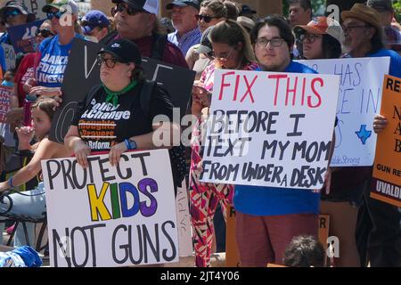 Austin, USA. 27. August 2022. Menschen nehmen an einer Demonstration Teil, um eine Alterssteigerung für AR-15-Verkäufe in Austin, Texas, USA, am 27. August 2022 zu erreichen. Hunderte von Demonstranten, darunter mehr als ein Dutzend Familienmitglieder der in der Uvalde-Schule erschießenden Opfer, versammelten sich am Samstag hier und forderten die Anhebung des Mindestalters für den Kauf von Gewehren im Stil AR-15. Sie forderten auch, dass der US-Bundesstaat Texas mehr Maßnahmen ergreift, um Waffengewalt einzudämmen. Kredit: Bo Lee/Xinhua/Alamy Live Nachrichten Stockfoto