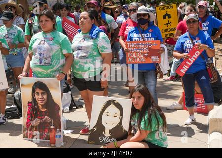 Austin, USA. 27. August 2022. Menschen nehmen an einer Demonstration Teil, um eine Alterssteigerung für AR-15-Verkäufe in Austin, Texas, USA, am 27. August 2022 zu erreichen. Hunderte von Demonstranten, darunter mehr als ein Dutzend Familienmitglieder der in der Uvalde-Schule erschießenden Opfer, versammelten sich am Samstag hier und forderten die Anhebung des Mindestalters für den Kauf von Gewehren im Stil AR-15. Sie forderten auch, dass der US-Bundesstaat Texas mehr Maßnahmen ergreift, um Waffengewalt einzudämmen. Kredit: Bo Lee/Xinhua/Alamy Live Nachrichten Stockfoto