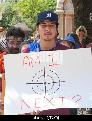 Austin, USA. 27. August 2022. Menschen nehmen an einer Demonstration Teil, um eine Alterssteigerung für AR-15-Verkäufe in Austin, Texas, USA, am 27. August 2022 zu erreichen. Hunderte von Demonstranten, darunter mehr als ein Dutzend Familienmitglieder der in der Uvalde-Schule erschießenden Opfer, versammelten sich am Samstag hier und forderten die Anhebung des Mindestalters für den Kauf von Gewehren im Stil AR-15. Sie forderten auch, dass der US-Bundesstaat Texas mehr Maßnahmen ergreift, um Waffengewalt einzudämmen. Kredit: Bo Lee/Xinhua/Alamy Live Nachrichten Stockfoto