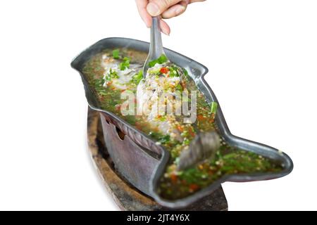 Draufsicht auf gedämpften Seebarsch mit würziger Chili- und Zitronensauce, Fokus selektiv Stockfoto