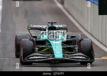 Spa Francorchamps, Vallonia, Belgien. 27. August 2022. Lance Stroll (CAN) Aston Martn AMR22 in Pitlane während der Qualifysitzung des Grand Prix von Belgien F1 2022 (Bildquelle: © Alessio De Marco/ZUMA Press Wire) Stockfoto