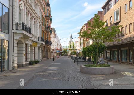 Halmstad, Schweden - 21. August 2022: Kopmansgatan Straße in der schwedischen Stadt Halmstad. Dies ist die berühmte Straße im zentralen Teil der Hauptstadt von Halland c Stockfoto