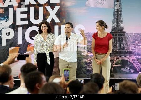 RIMA Abdul Malak, Ministre de la Culture et am'lie Oud'a-Cast'ra, Ministre des Sports et des Jeux olympiques et paralympiques - Le PR'sident de la R'publique française assiste à une d'Monstration de Breakdance qui s'est suivie d''changes avec des acteurs du monde sporrie au Palais omnisheport is 'Hamous', Boul à le 27 août 2022. Le PR'sident français entame une visite de trois jours en Alg'rie pour aider à r'tablir les liens avec l'ancienne colonie française, qui fête cette ann'e le 60ème anniversaire de son ind'pendance. Der französische Präsident Emmanuel Macron nimmt an einem Breakdance-Dämon Teil Stockfoto