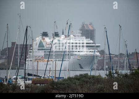 Wismar, Deutschland. 28. August 2022. Das Kreuzschiff „Seabourn Ovation“ moort früh am Morgen im Hafen. Quelle: Frank Hormann/dpa/Alamy Live News Stockfoto