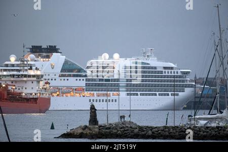 Wismar, Deutschland. 28. August 2022. Das Kreuzschiff „Seabourn Ovation“ moort früh am Morgen im Hafen. Quelle: Frank Hormann/dpa/Alamy Live News Stockfoto