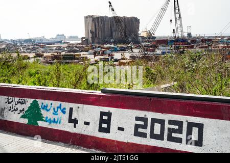 Beirut, Libanon: Graffiti an der Hafenmauer zeigt die zerstörten Getreidesilos der massiven Explosion von 2.750 Tonnen Ammoniumnitrat, die im Hafen der Stadt gelagert wurden und am 8. Und 4/2020 den Hafen und die Stadt zerstörten Stockfoto