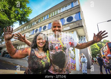 London, Großbritannien. 28. August 2022. Zwei Besucher sind aus Chicago gekommen, um den Notting Hill Carnival zu erleben. Nachtschwärmer haben Spaß, bedeckt mit farbigem Pulver, Mehl und Farbe, bei der frühmorgendlichen J'ouvert-Feier, einem traditionellen Teil des Notting Hill Carnival. Es wird erwartet, dass mehr als eine Million Menschen an der größten Straßenveranstaltung in Europa in diesem Jahr teilnehmen werden. Kredit: Imageplotter/Alamy Live Nachrichten Stockfoto