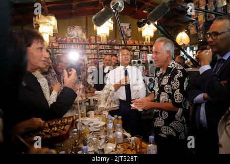 Le président de la République française, Emmanuel Macron, accompagné de Jack lang et Rima Abdul Malak, Ministre de la Culture, rend visite à Boualem Benhaoua, propriétaire de la discothèque Maghreb Shopin, Label mythique de la musique raï, lors de sa visite à Oran, Algérie, le 27 août 2022. Le président français entame une visite de trois jours en Algérie pour aider à rétablir les liens avec l'ancienne colonie française, qui fête cette année le 60ème anniversaire de son indépendance. Der französische Präsident Emmanuel Macron besuchte die Disco Maghreb Shopin, das mythische Label der rai-Musik, Stockfoto