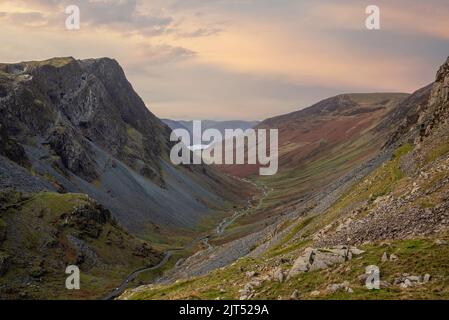 Episches Landschaftsbild mit Blick auf den Honister Pass nach Buttermere von Dale Head im Lake District während des Herbstuntergangs Stockfoto