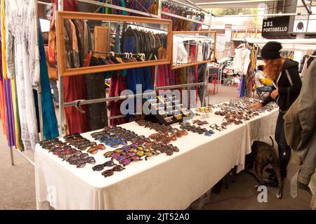 Second Hand Stall, Portobello Green Market, London, Großbritannien. Die Portobello Road ist berühmt für ihren Antiquitätenmarkt, aber auch für frisches Obst und Gemüse Stockfoto