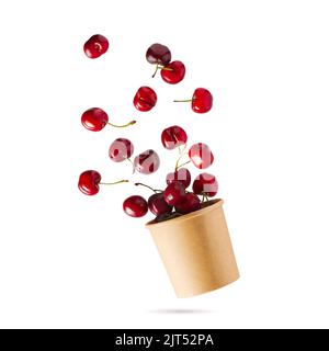 Fliegende Kirschen vertikal isoliert als Paket Design-Elemente. Frischer roher, fröhliche, in die Luft fallende Stockfoto