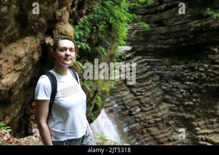 Frau vor dem Herzen des Rufabgo Wasserfalls, Adygea Stockfoto