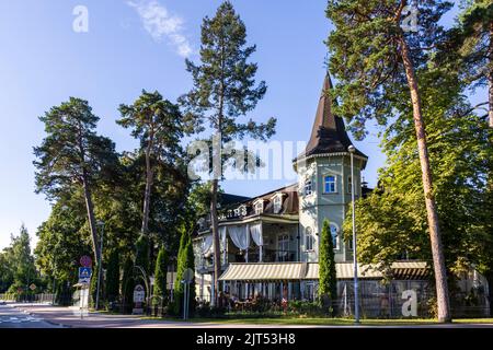 Traditionelle Holzarchitektur, Café, Jurmala bei Riga, Lettland, Baltikum, Europa Stockfoto